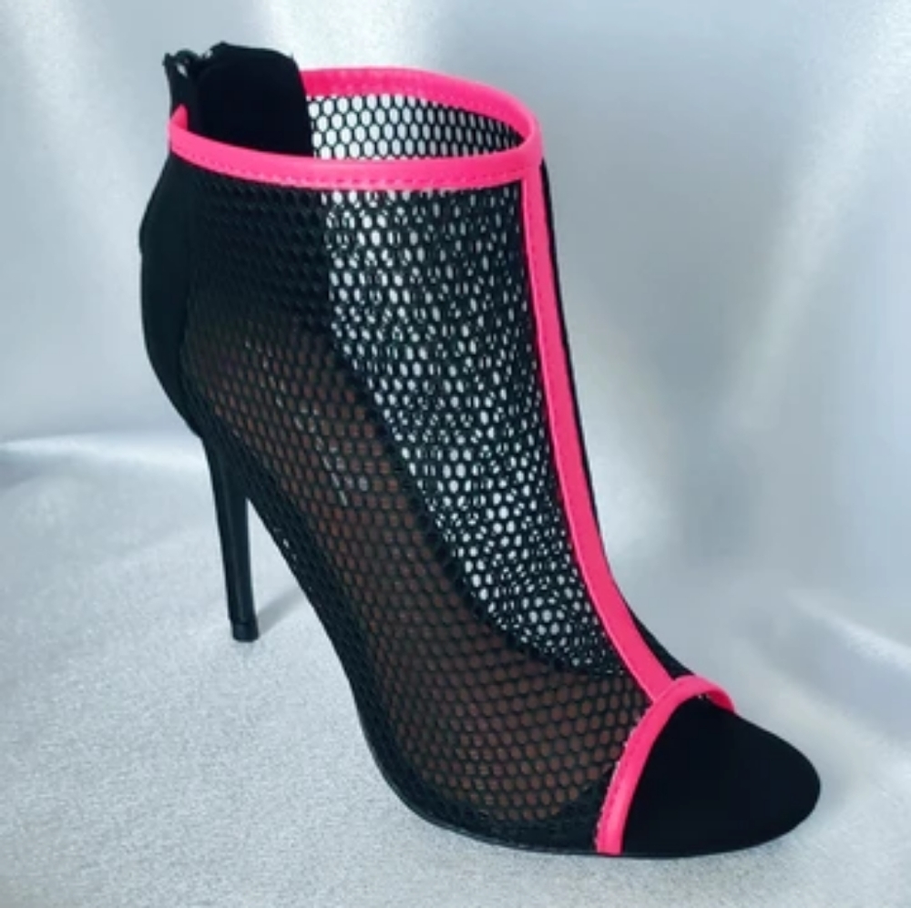 NWT Heels